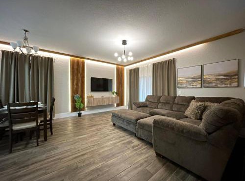 4 Bedrooms 3.5 Bathrooms Regal Palms 340 MA