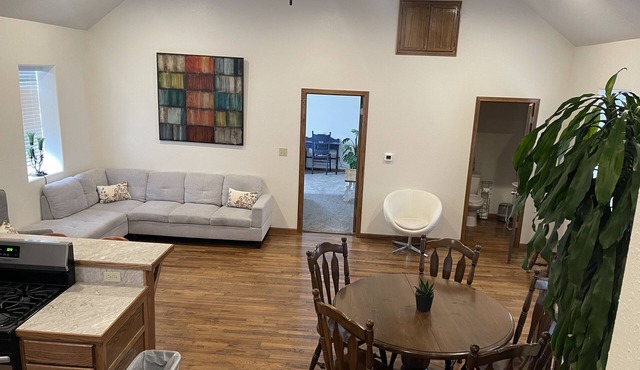 4 bedrooms 3 bath, Tranquil Home, Master suite & Jet tub, Mins from Hot Springs