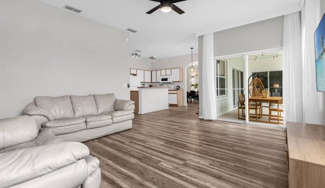 4 Bedrooms/3 Bathrooms/Cresent Lakes (5305 CV)