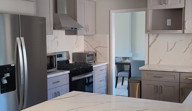 4 Bedrooms, 4 Bathrooms, 1.7 miles away from DisneyLand,