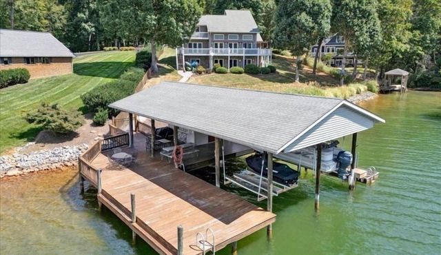 4 Bedrooms, 4½ Bathrooms, Sleeps 8! Come Visit 'Carter Cook Retreat'!