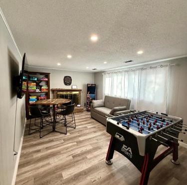 4 Bedrooms and 5 Beds with Game Room Only 5 min Drive to College and Perfect for Family's