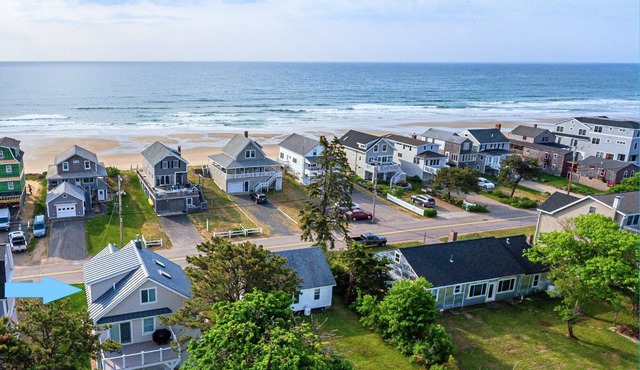 4 Bedrooms Beach house in beautiful Wells. AC, HOT TUB & SUNSET included