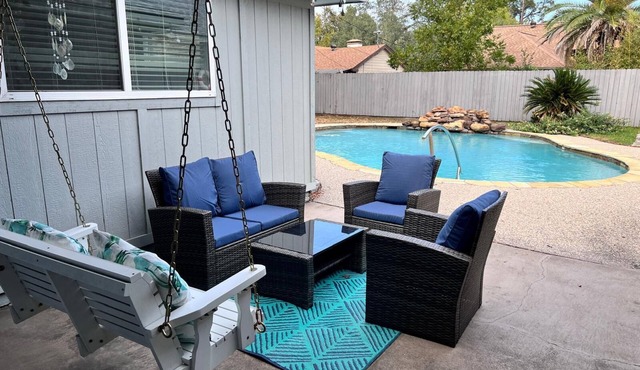 4 bedrooms. Best location in The Woodlands! Pets-Yes. Ask for 30+day stays!