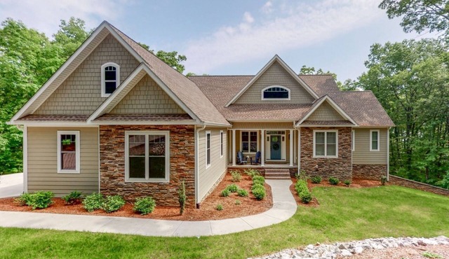 4 Bedrooms/Community Boat Docks/Nice Yard/Short walk to the Lake