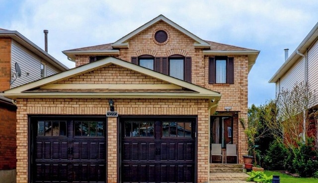 4 Bedrooms Detached Home with parking, closer to commercial area
