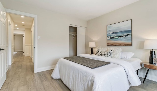 4 Bedrooms for 10 to 12 people in Milton, Ontario