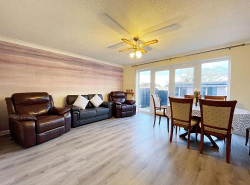 4 Bedrooms Holiday Home