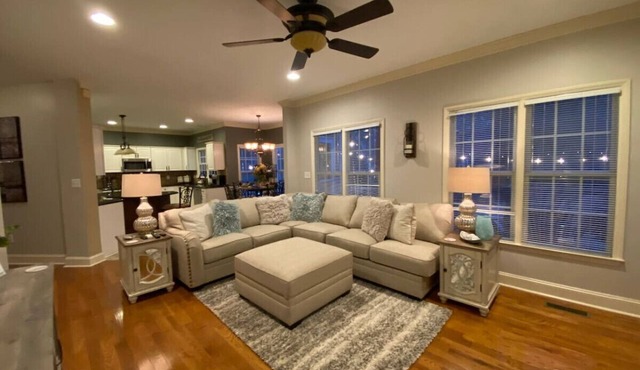 4 bedrooms/Hot tub/playground/trails/Market/Wyndham/Coliseum