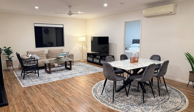 4 Bedrooms House Modern, Cozy, Quiet and Private