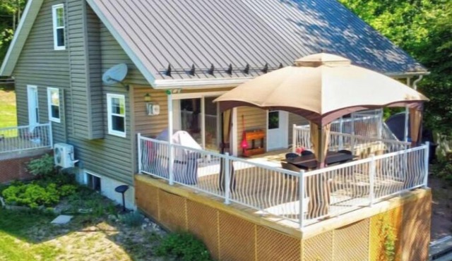 4 bedrooms · Lake · Pool table · Fireplace