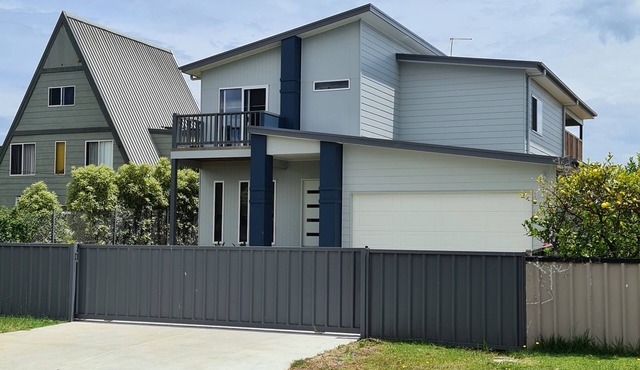 4 bedrooms, large deck, park views