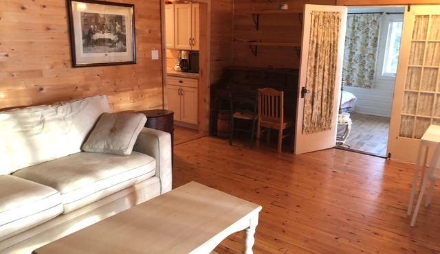 4 bedrooms lovely cottage right on water