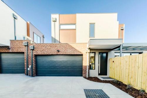 4 Bedrooms Lovely House in Clayton Central