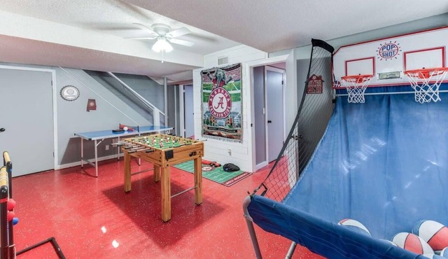 4 Bedrooms! Ping Pong, Basket Ball, Games, Large Covered Deck, Crimson House