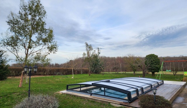 4 bedrooms sleeps 12 in large property with large wooded grounds in a quiet location