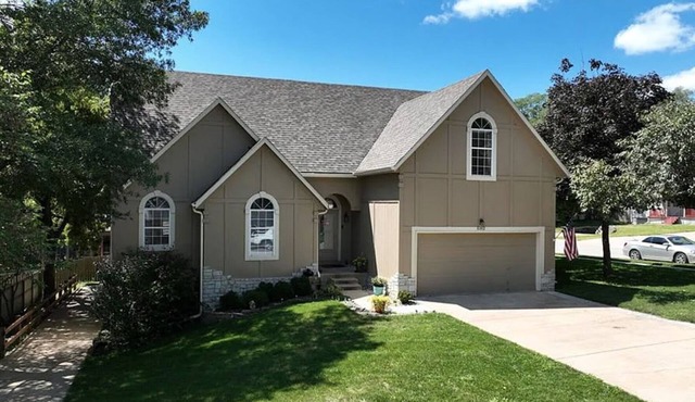 4 bedrooms, sleeps 8, 13 minutes from downtown KC.