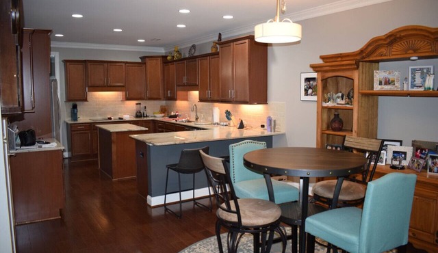 4 Bedrooms w/Hot Tub & Game Room in Great Neighborhood