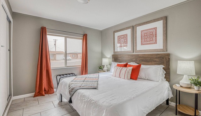 🌞4 bedrooms WITH KING BEDS by the AIRPORT with REFRIGERATION & WIFI