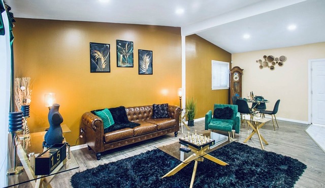 4 Beds 2 Bath Hot Tub & Adult Play Area