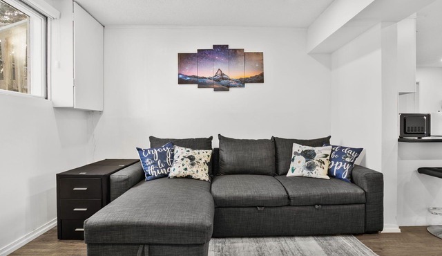 4 Beds |2 Baths |King Beds|Close to U of C & Nose Hill Park