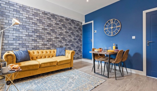 4 Beds | 3 Bath(2-ensuites)| Free Parking | 75Mbps