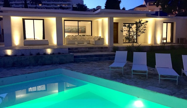 4 Beds & 4 Bath, 150mts from the beach, Private Heated Pool, BBQ