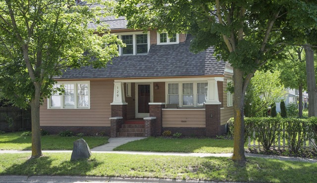 4 Beds, 4 bathrooms! 1 block to town shops, bars, bowling, canoeing, and parks!