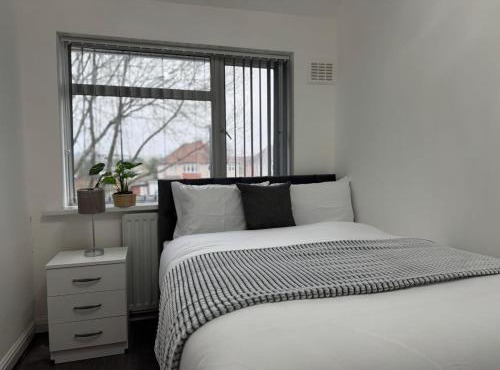 4 Beds House for Families & Contractors with Free Parking