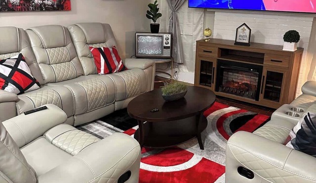 4 Beds | King | 85” TV | 5min to WSSU & Downtown
