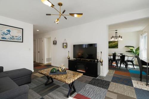 4 beds Private Unit Near BeachWalk, Golf, Trail