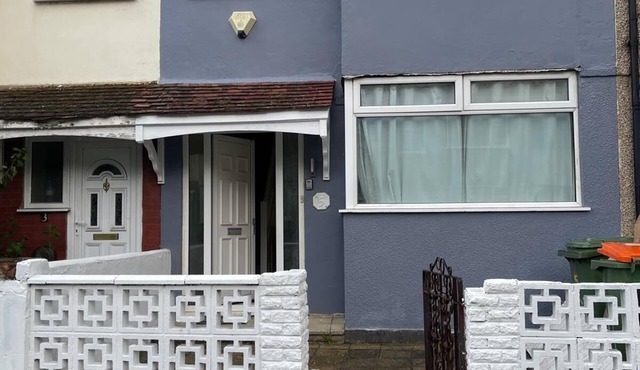 4 Beds, Sleeps 15, near Lcy Airport & ExCel London