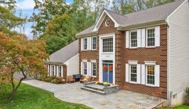 4-beds spacious house in Manassas with screened porch, fire pit, & pool table,