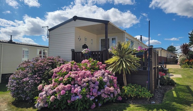 4 Berth Holiday Caravan with stunning sea views 5☆rated with elevated deck