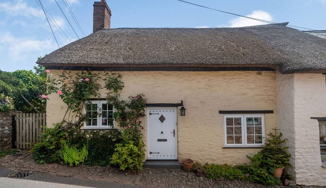 4 BISHOPS COTTAGES, pet friendly, with a garden in Wootton Courtenay