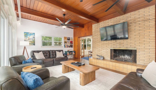 4 Block Walk to UF O’Dome Sleeps 9 Fire Pit Yard Games Parking for 6 Cars