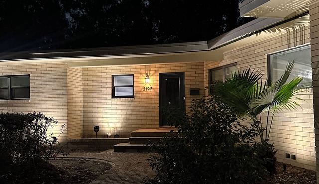 4 blocks from Ben Hill Griffin Stadium & the O’Connell Center in this 4-2.5 bath