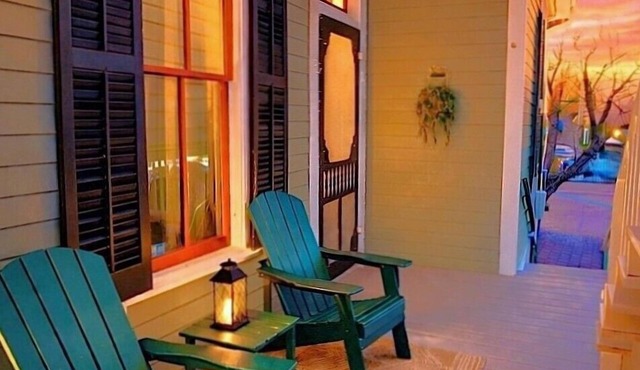 4 Blocks to Beach! Historic Cottage 5mins Strand/Port w Driveway Parking