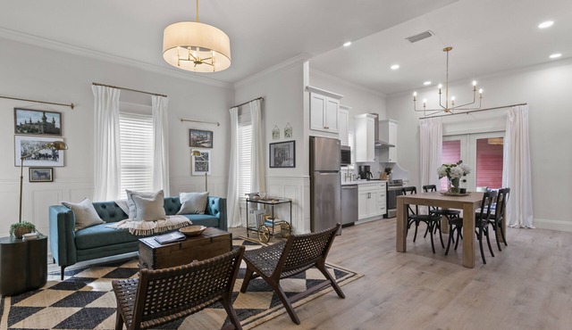 4 blocks to Riverwalk & Armature Works with 2 King Bedrooms plus Dreamy Porch