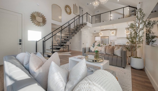 4 blocks to The Riverwalk Luxe 3BR 3BA with Tropical Courtyard & Balcony