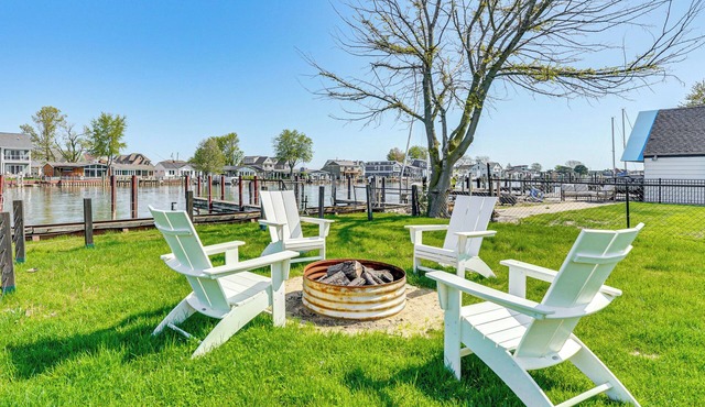 4 Boat Slips: Getaway on Mouth of Clinton River!