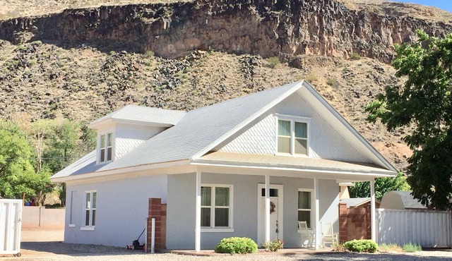 4 BR, 2 bath, near Zion Nat. Park, Mt. Bike and ATV trails, boating, Tuacahn