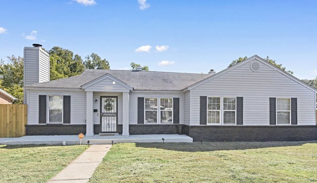 4 br, 2 bths, sleeps up to 12 has 4 bds, 2 air mattresses, twin mattress,couch.