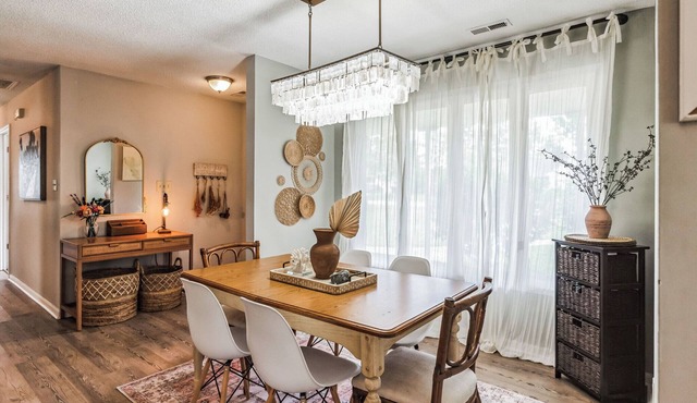 4 BR: 2 King Beds! 5 min from Main Gate, Sleeps 8!