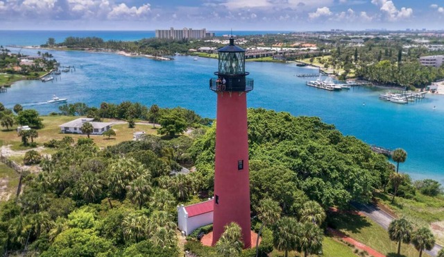 4 BR | 2 KING BEDS | PRIVATE GUEST SUITE | FREE HEATED POOL | NEAR BEACHES, WATERPARK & PGA