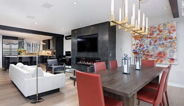 4 BR- 2150 sq ft high end condo/steps to bus to 4 mountains