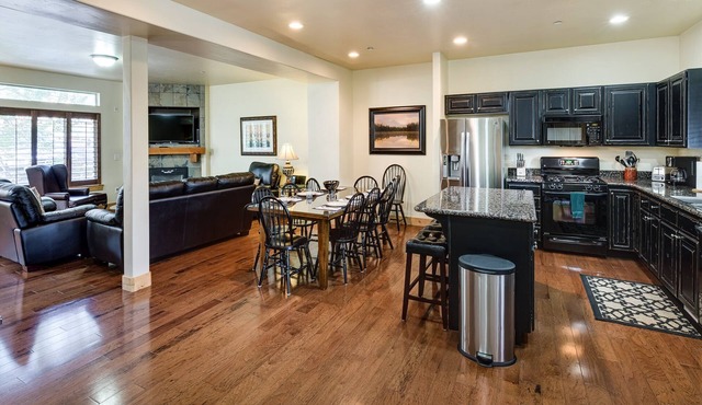 4 BR 3 1/2 Ba Townhouse-Gas grill, hot tub