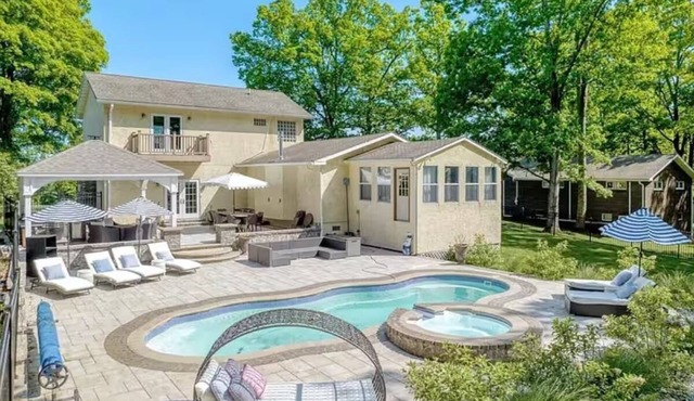 4-BR 3-BA house with Heated Pool, Hot tub, Fire Pit, and Grill in Hudson Valley