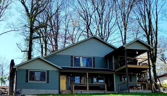 4 BR 3 Bath cabin on Cherokee Lake with private dock. Sleeps 10 to 12.
