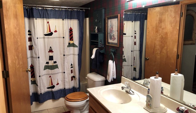 4 BR 3 Bath serene house on lake Nolin with dock, with wood burning fireplace